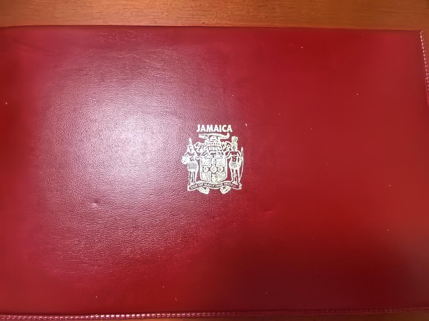 长老汇蛇年精选第三十场拍卖 1973牙买加7枚套，卡装，6404套，比精制少很多，含银币1枚，41.48克925银
