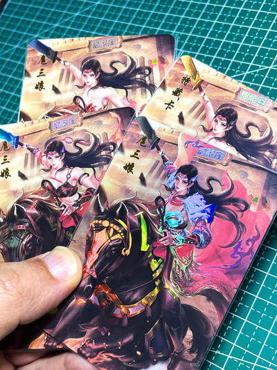 显眼宝25期 颜值精选 - 涅槃卡牌   原创水浒传系列卡   扈三娘3加1艺术卡  共4张   折光彩闪   大卡尺寸  63*88