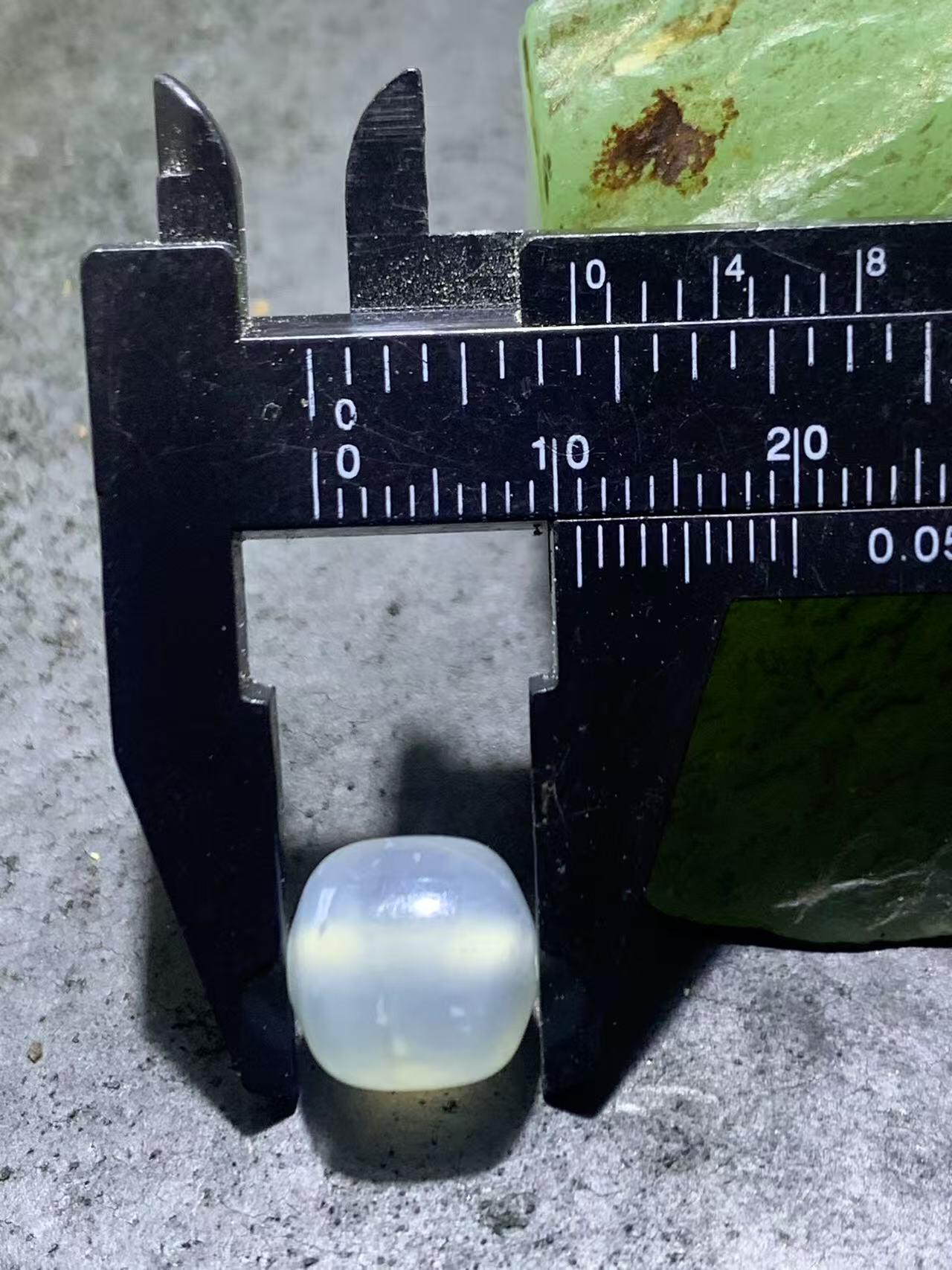 精美高玉化荔枝冻玛瑙老形桶珠一颗。，