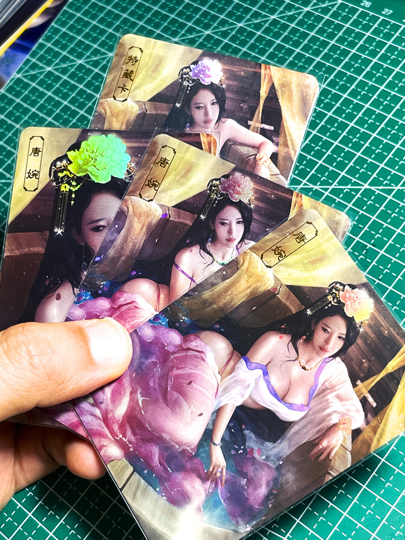 显眼宝25期 颜值精选 卡将卡牌   原创欲女传系列卡   唐婉3加1艺术卡  共4张（有官瑕疵）   粗闪工艺   大卡尺寸  63*88