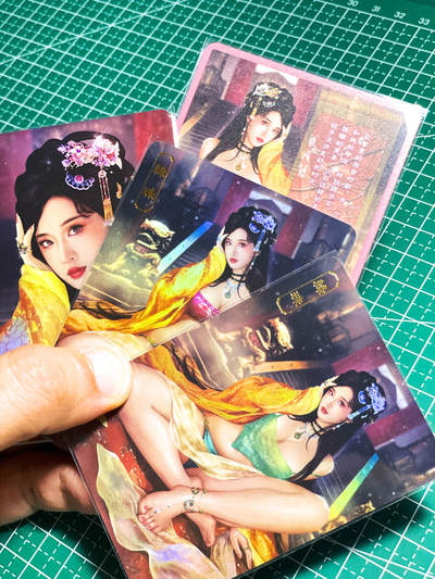 显眼宝25期 颜值精选 - 卡将卡牌   原创欲女传系列卡   绿珠3加1艺术卡  共4张（有官瑕疵）   粗闪工艺   大卡尺寸  63*88