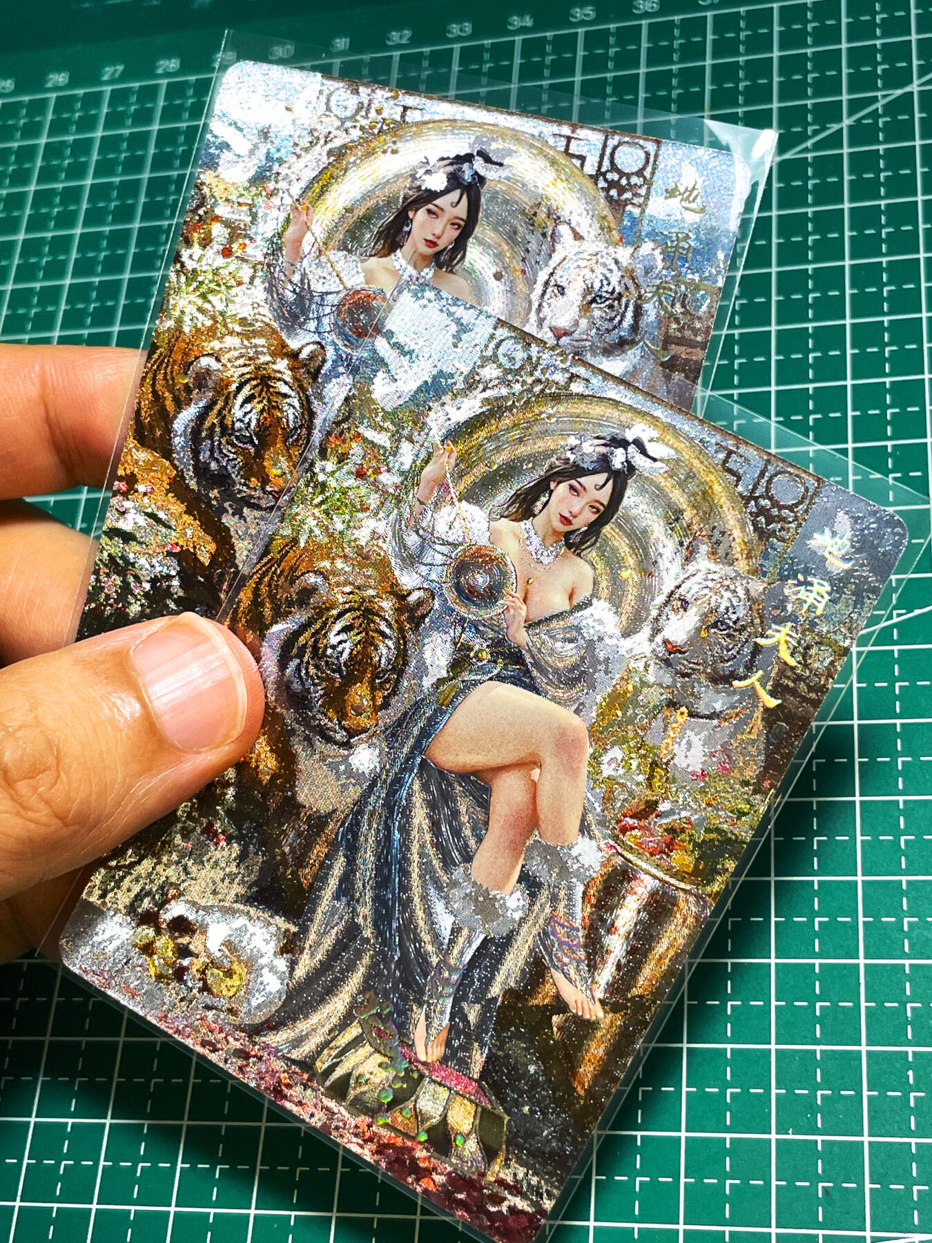 显眼宝25期 颜值精选 燎原卡牌 焱卡文化 刷子 妖姬传 地涌夫人 幻彩粗闪一对2张 背后脖子处轻微瑕疵  63*88