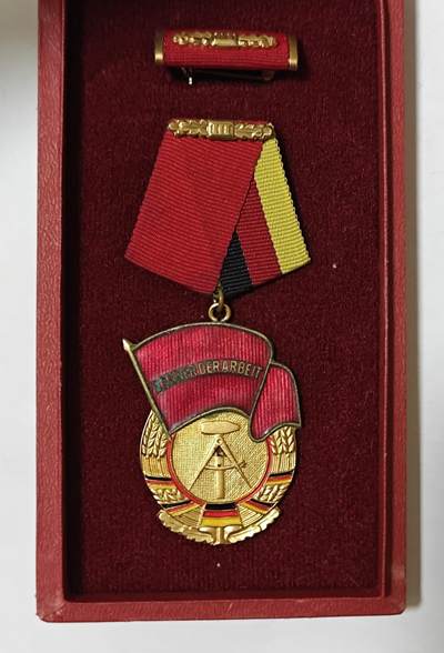 RimeNova韵星2025军品类夏季拍卖会-- RimeNova 2025 Summer Militaria Sale - 民主德国二级劳动红旗勋章带盒略