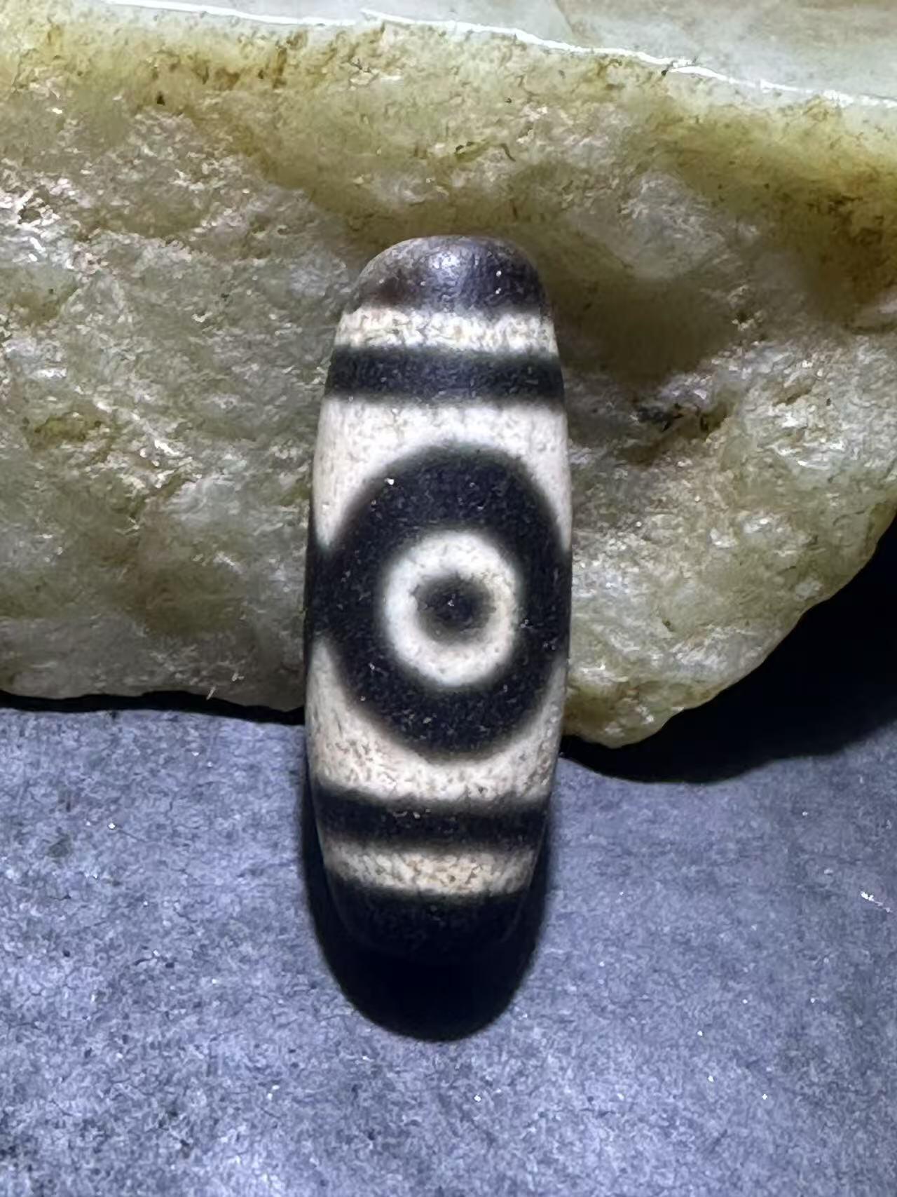 藏传三眼玛瑙随形天珠一颗