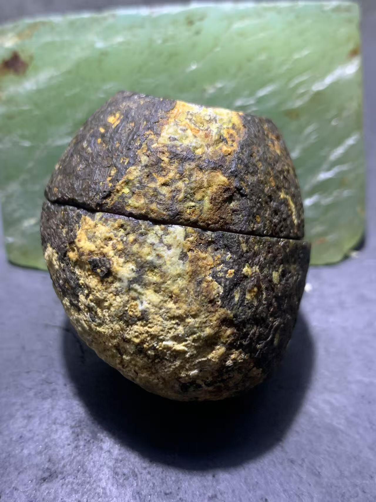 精美亚光原皮冰飘心象形半月战国红玛瑙对切原石摆件一对，