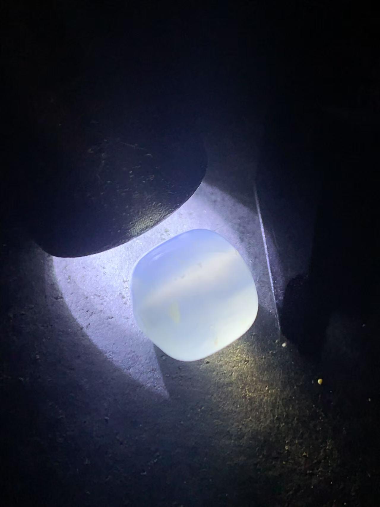 精美高玉化荔枝冻玛瑙老形桶珠一颗。，