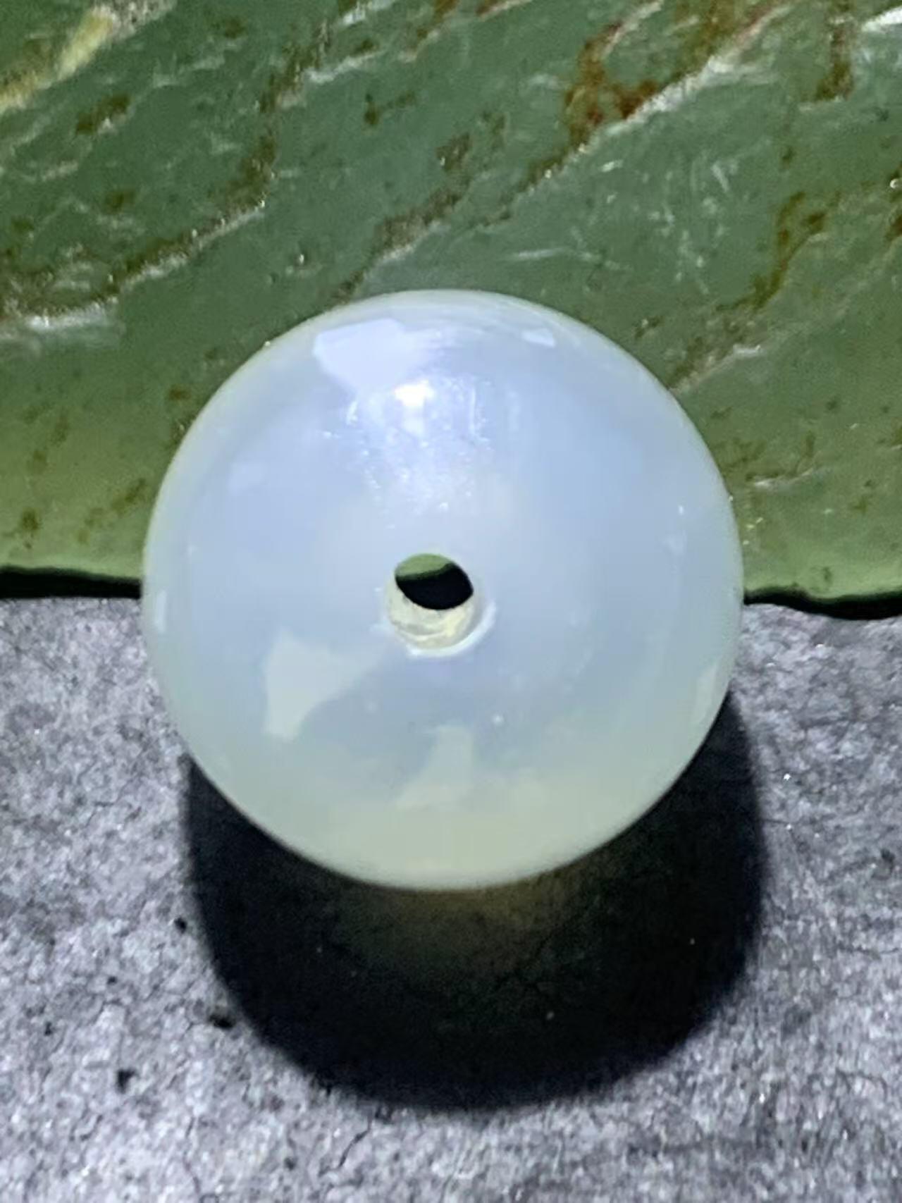 精美高玉化荔枝冻玛瑙老形桶珠一颗。，
