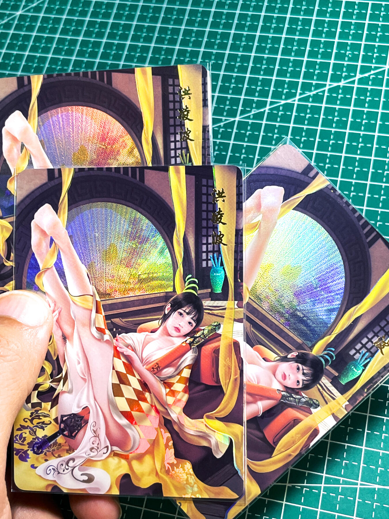 显眼宝25期 颜值精选 涅槃卡牌   原创神雕侠侣系列卡   洪凌波三渐变  共3张   折光彩闪   大卡尺寸  63*88