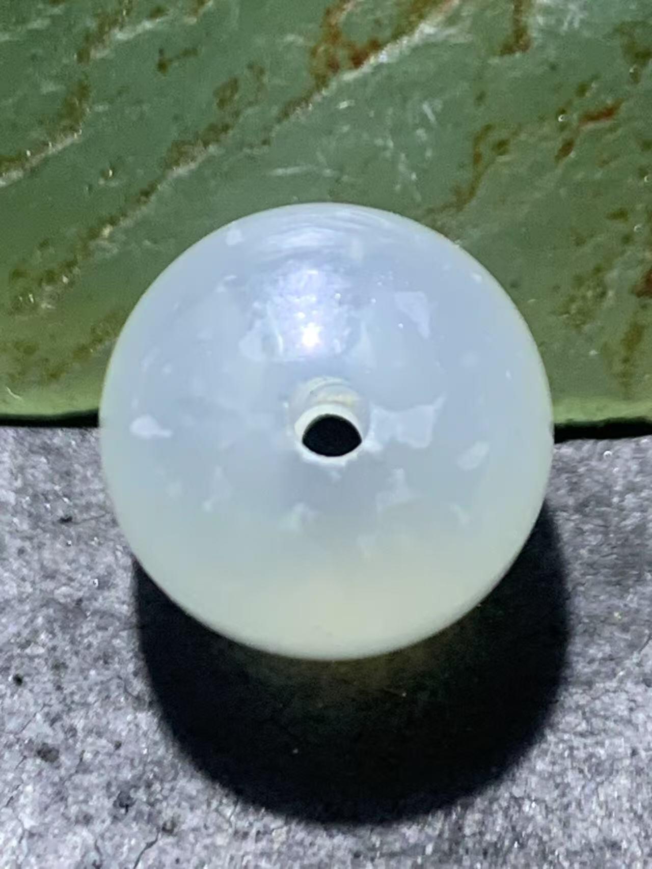 精美高玉化荔枝冻玛瑙老形桶珠一颗。，