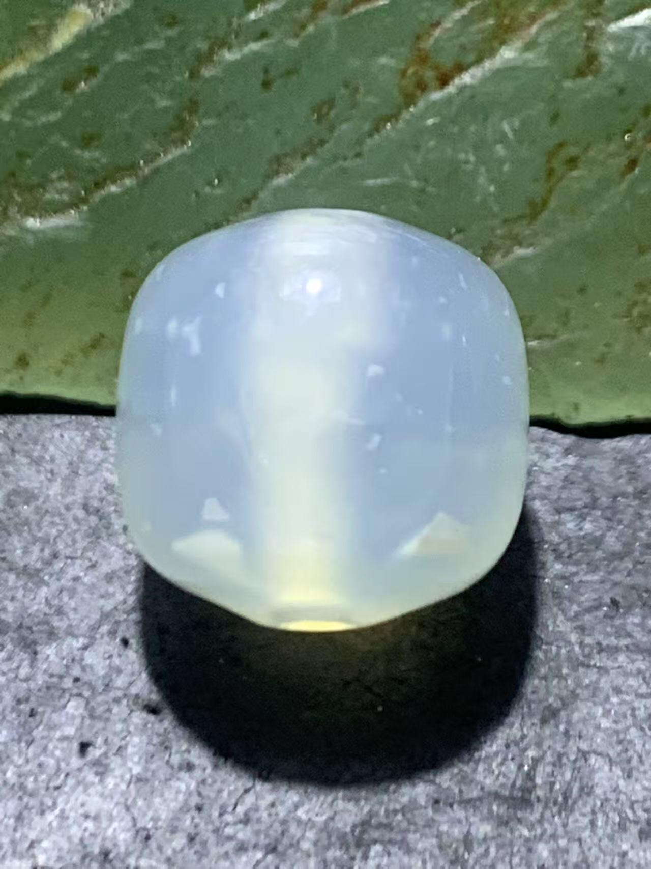 精美高玉化荔枝冻玛瑙老形桶珠一颗。，