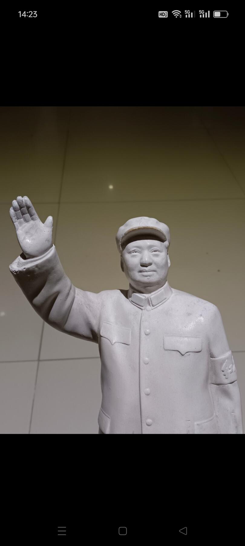 文革时期毛主席招手站像，带红卫兵袖标，材质是石膏注胶的，很结实，保存完好，包老
