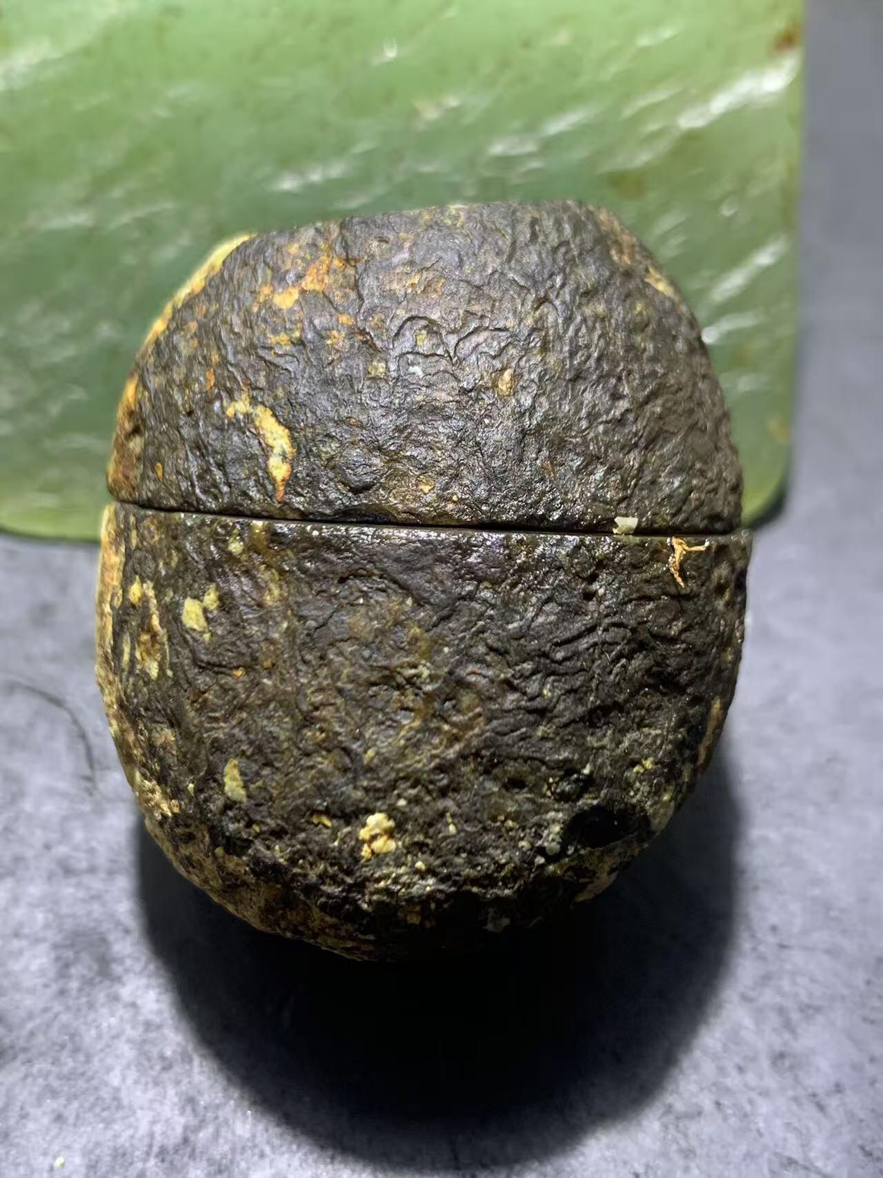 精美亚光原皮冰飘心象形半月战国红玛瑙对切原石摆件一对，