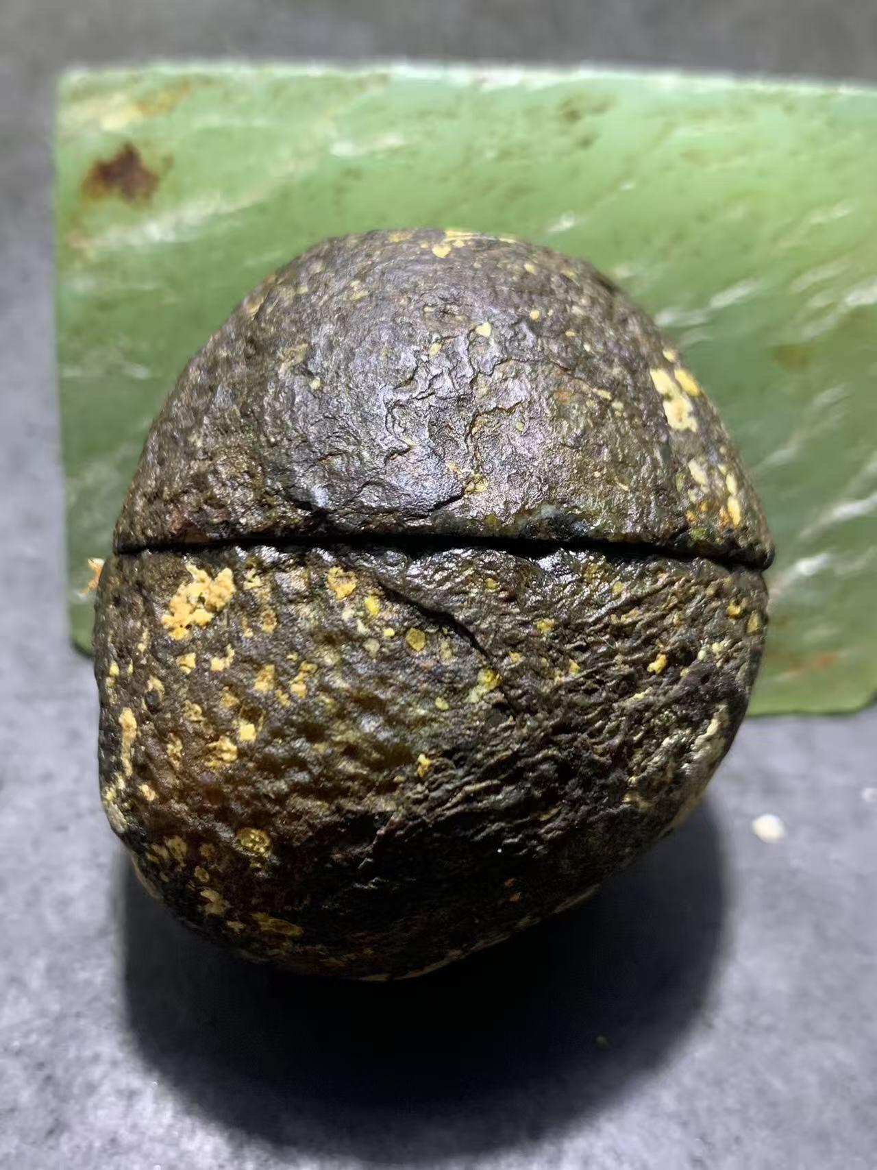 精美亚光原皮冰飘心象形半月战国红玛瑙对切原石摆件一对，
