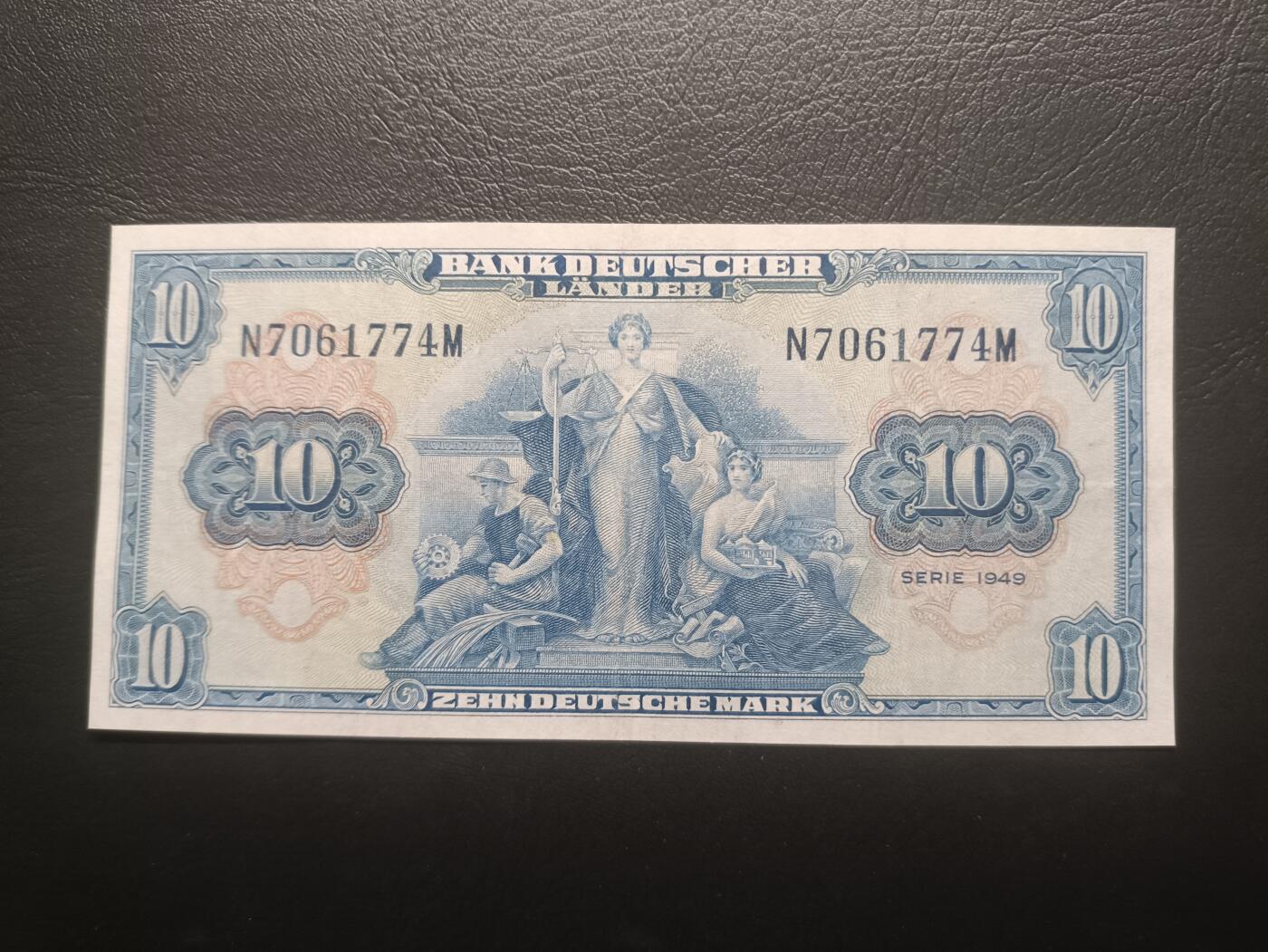2025八月第一期（总186期） 德国1949版10马克AUNC，后期“德意志银行”抬头，机械/法律/建筑之神