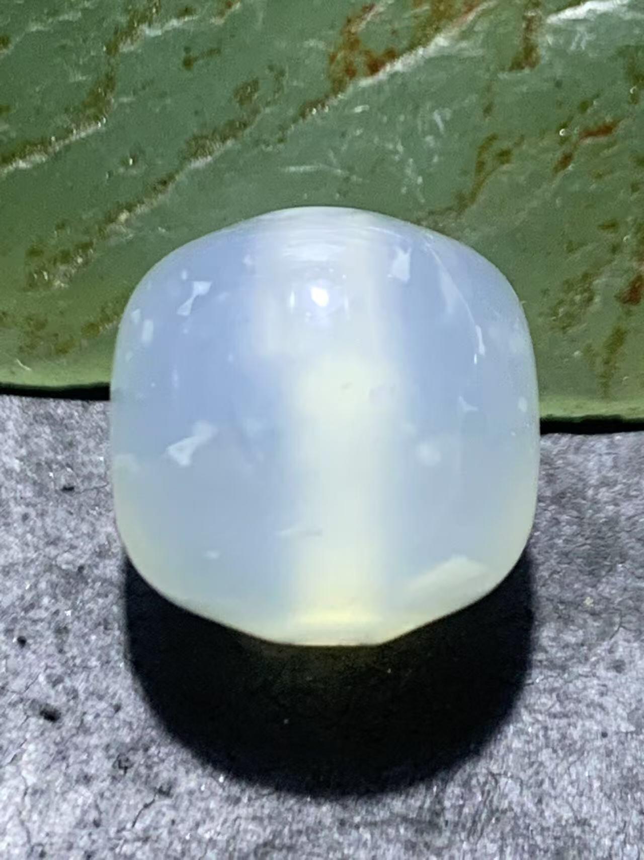精美高玉化荔枝冻玛瑙老形桶珠一颗。，
