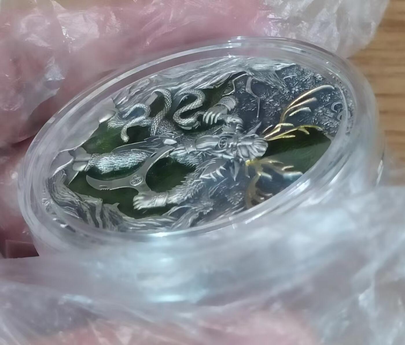 第168期拍卖【长期征集拍品】 【龙头币】纽埃2022年，古希腊凯尔特神话系列(1)-科尔努诺斯(鹿角神)，2盎司、高浮雕仿古、镀金、镶嵌彩色树脂、彩色漂亮银币. 盒证全. 龙头币(系列第一枚). 国外售价326美元