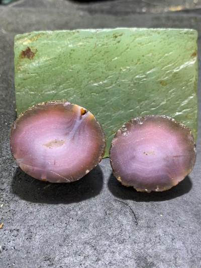 精美亚光原皮冻料紫罗兰战国红玛瑙对切原石摆件一对， - 精美亚光原皮冻料紫罗兰战国红玛瑙对切原石摆件一对，