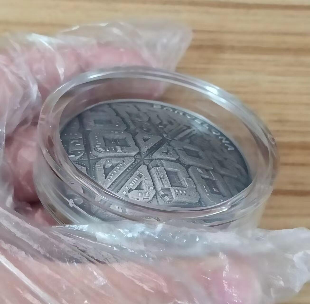 第168期拍卖【长期征集拍品】 【龙头币,2盎司新无人机迷宫系列】喀麦隆2021年，无人机之下-巴萨罗那迷宫，2盎司加大(直径达50mm)、正反高深凹凸曲弧面穹顶形(半球面形),高浮雕仿古银币. 盒证全. 迷宫热门银币. 国外原售价316美元