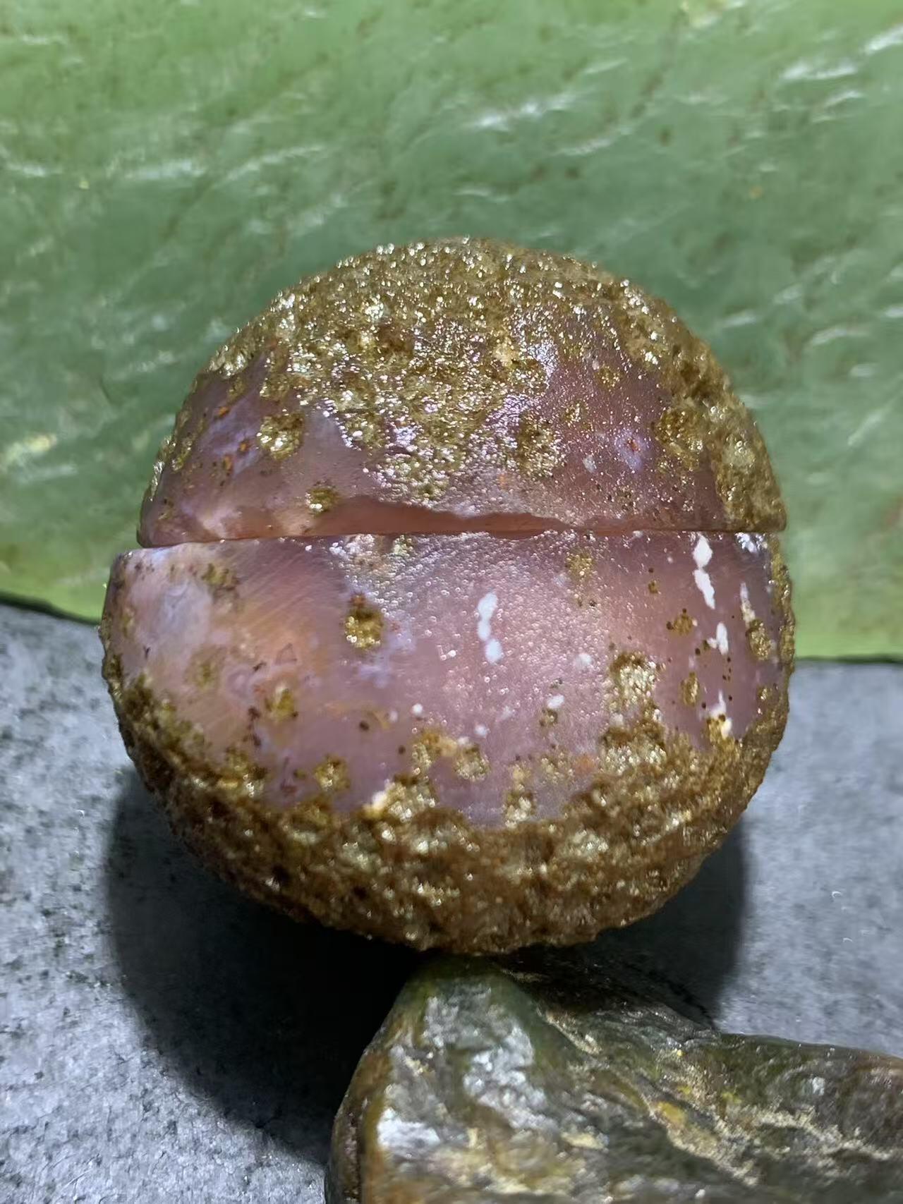 精美亚光原皮冻料紫罗兰战国红玛瑙对切原石摆件一对，