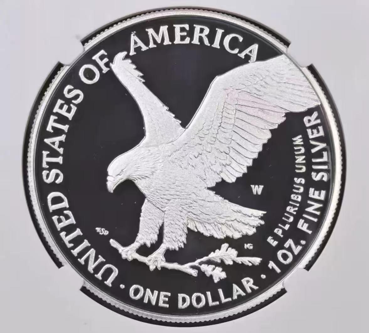 【礼羽收藏】🌏世界钱币拍卖第98期 2023年美国鹰洋自由行走女神扬翅鹰1美元精制银币NGC-PF70UC，PROOF精制币，币面清爽干净又漂亮，打制精美，状态一流，冠军分。 备注：盒子背面下方有裂，介意者勿拍。