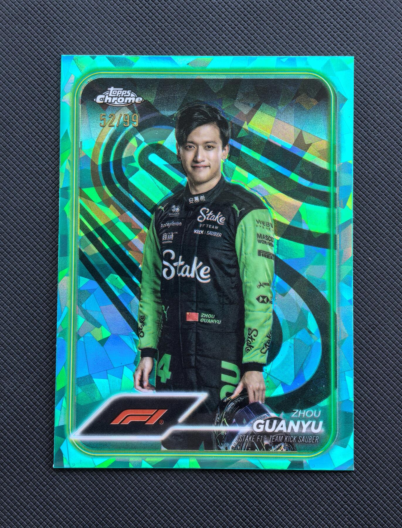 【博洋堂】卡牌拍卖专场第002期 2024 Topps Chrome F1 赛车卡 蓝宝石系列 周冠宇 索伯车队 定妆照 52/99编 青碎冰折