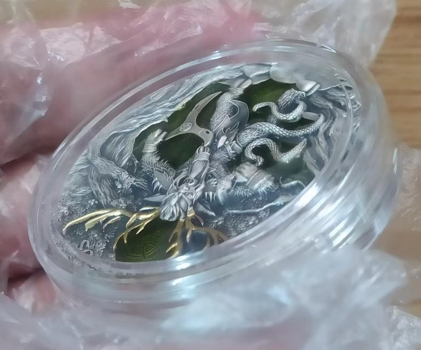 第168期拍卖【长期征集拍品】 【龙头币】纽埃2022年，古希腊凯尔特神话系列(1)-科尔努诺斯(鹿角神)，2盎司、高浮雕仿古、镀金、镶嵌彩色树脂、彩色漂亮银币. 盒证全. 龙头币(系列第一枚). 国外售价326美元