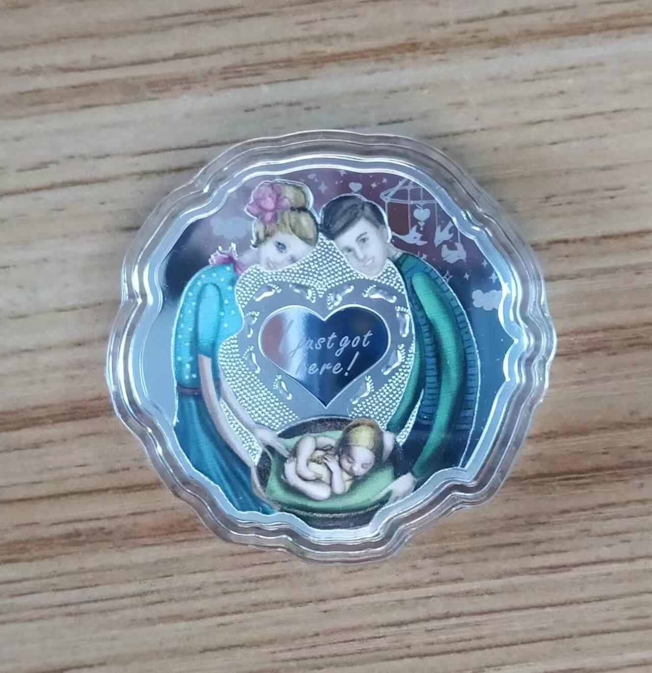 第168期拍卖【长期征集拍品】 纽埃2018年，“我刚来到这个世界”-婴儿宝宝出生，异形、激光镭射磨砂、彩色精制银币. 盒证全. 漂亮美丽的银币,发行量少,软绒漂亮原包装盒. 原价865元