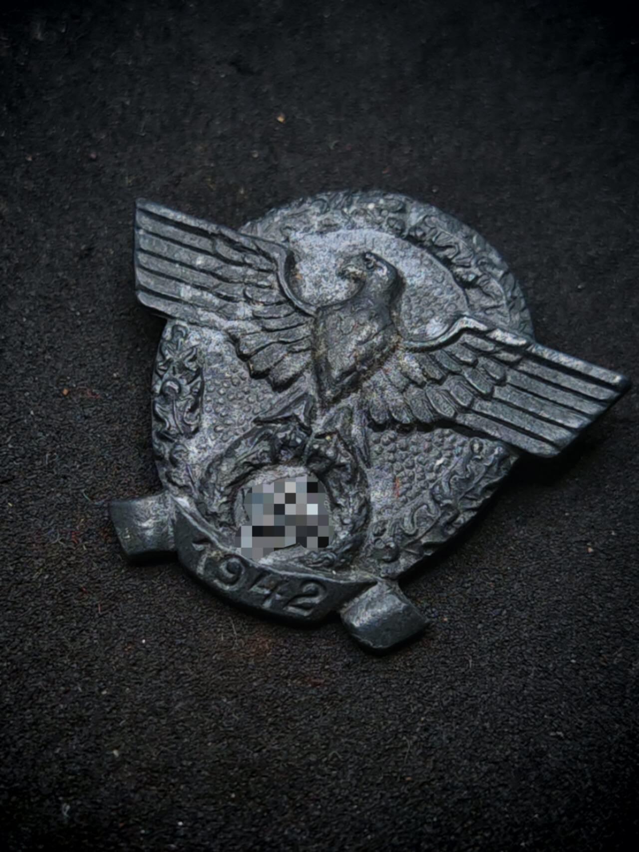 凯旋世界勋赏（第17期）（欢迎送拍）（对拍品有疑问请询问客服，不接受到手刀，出价默认拍品品相。请认真阅读拍卖规则！出价默认已认可！）（收到货请录制开箱视频，无视频概不处理问题。） 第三帝国1942年警察日小徽章，半冲压工艺，著名4厂制作有标