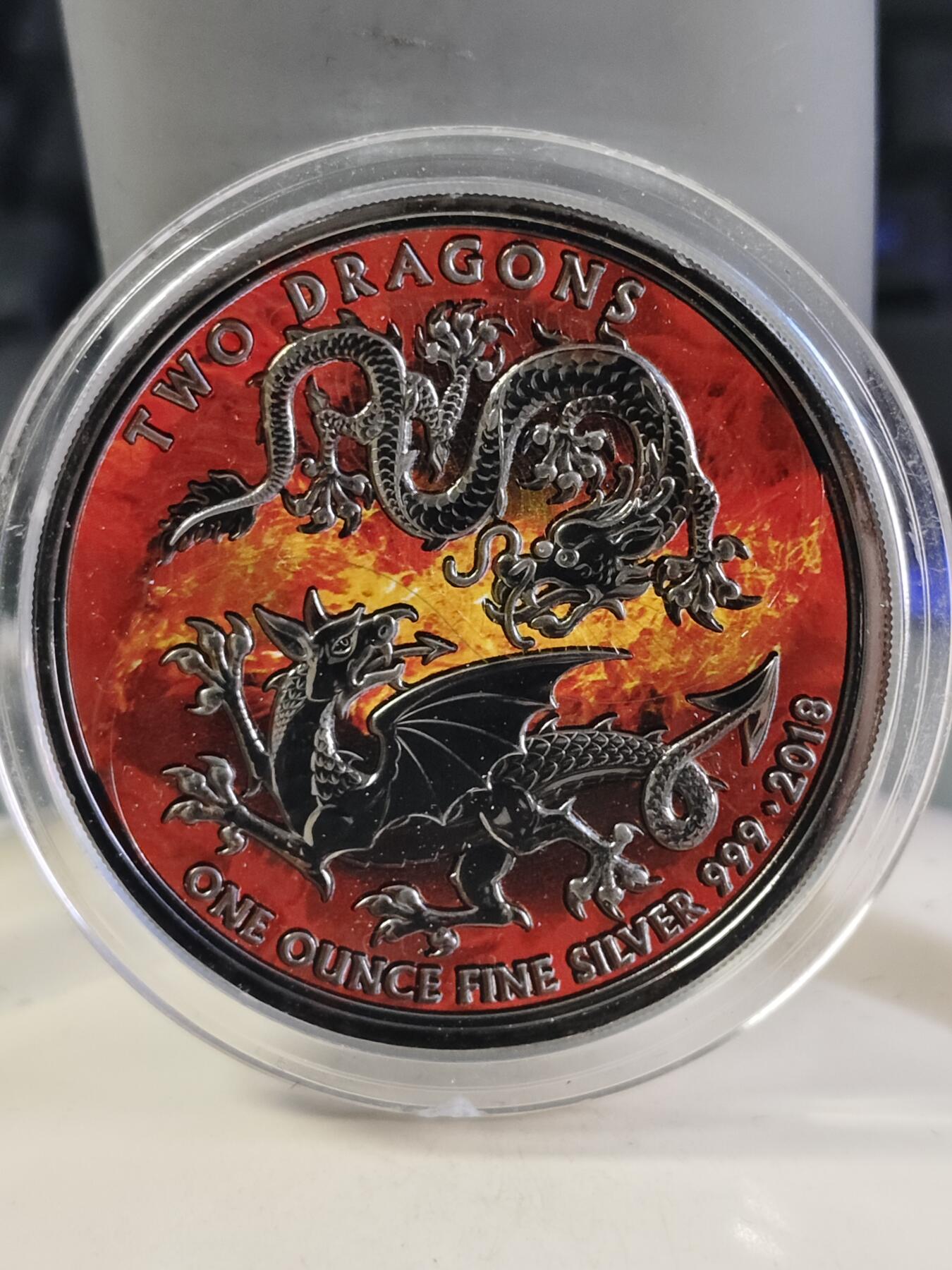 第168期拍卖【长期征集拍品】 英国2018年两条龙1盎司二次加工彩色钌化纪念银币，女王脖子这里有擦伤，999银，发行250枚