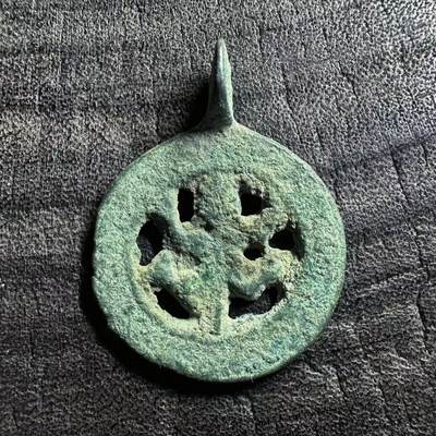 【良泉】第37期【直播场】9月4日晚19.30点开拍！ 160组，西方古代钱币、丝路金银铜件专场 - （未清理）约11-13世纪【西域】喀喇汗青蛙护身符，边缘为花纹或铭文，一般见于乌兹别克斯坦的塔什干，4.56克（资料详见 东方钱币）