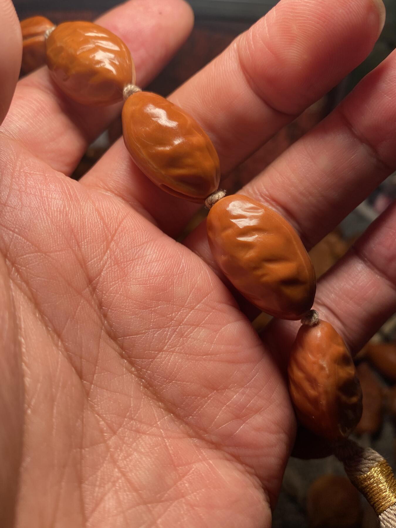 苏州苏工手工核雕放漏价 福利苏工核雕，纯手工雕刻，铁核二花开心果，老料，个性十足，等待有缘人，市场无同款，尺寸1。65x2.6左右喜欢的来
