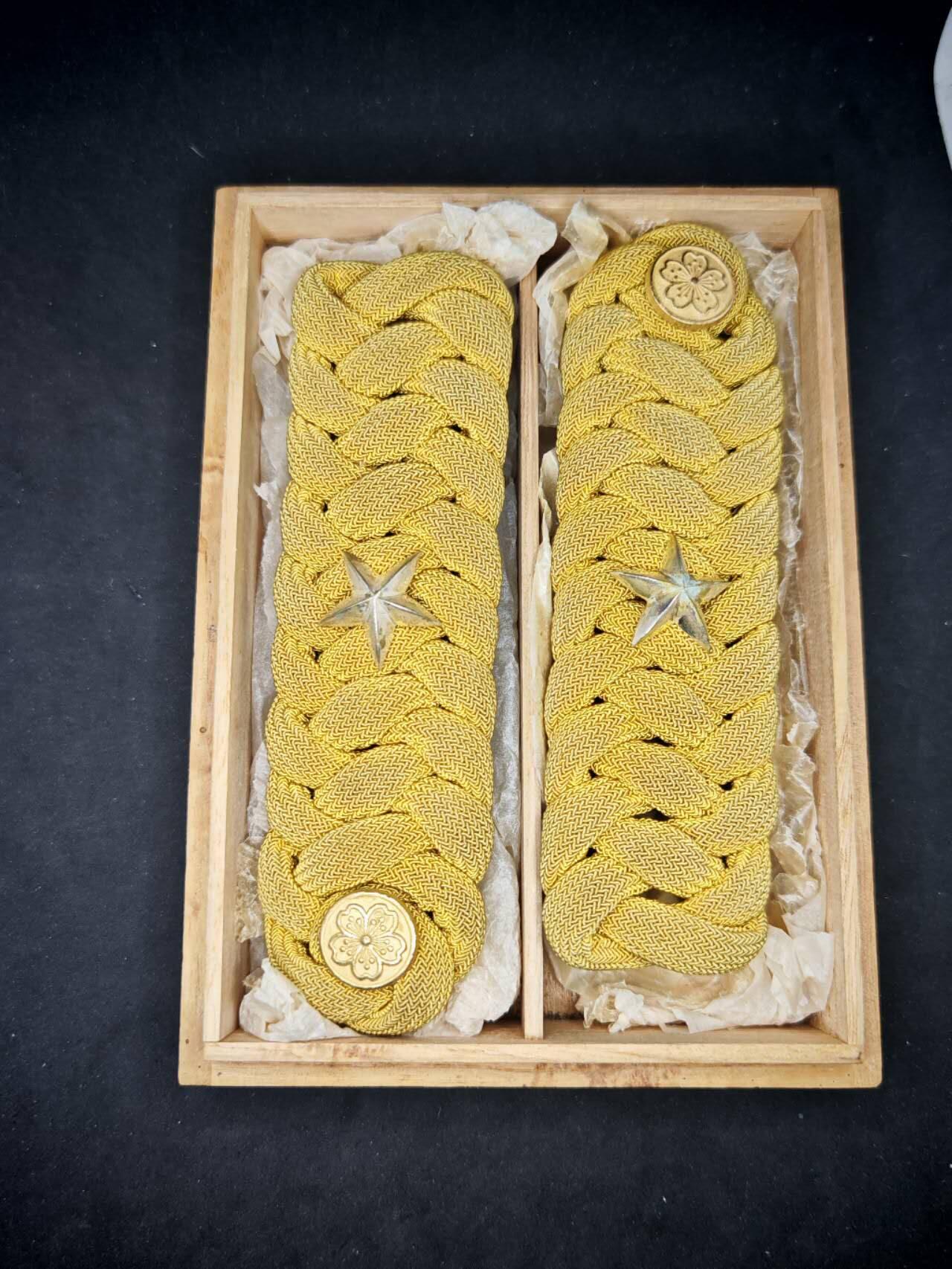 凯旋世界勋赏（第17期）（欢迎送拍）（对拍品有疑问请询问客服，不接受到手刀，出价默认拍品品相。请认真阅读拍卖规则！出价默认已认可！）（收到货请录制开箱视频，无视频概不处理问题。） 少尉金属刺绣肩带原盒