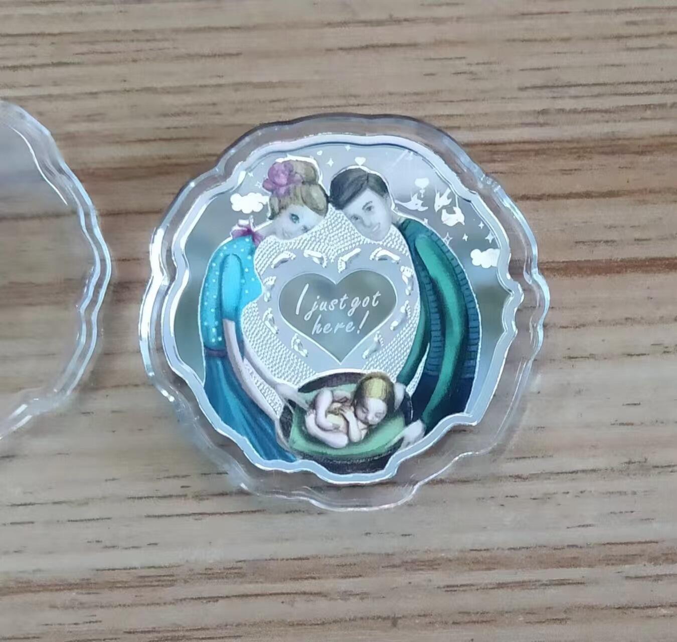 第168期拍卖【长期征集拍品】 纽埃2018年，“我刚来到这个世界”-婴儿宝宝出生，异形、激光镭射磨砂、彩色精制银币. 盒证全. 漂亮美丽的银币,发行量少,软绒漂亮原包装盒. 原价865元
