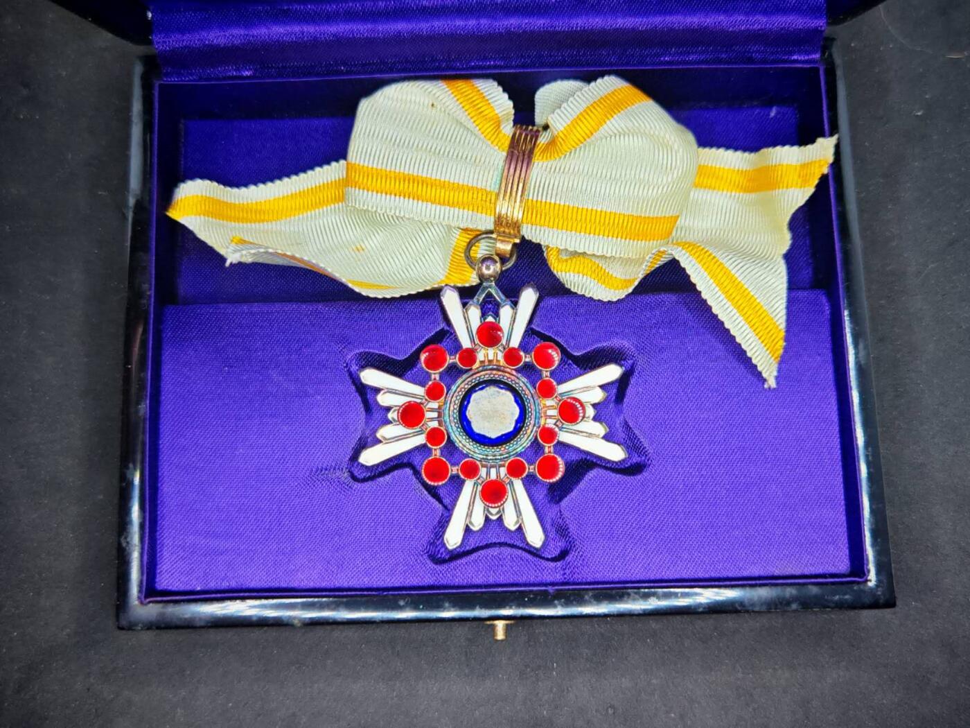 凯旋世界勋赏（第17期）（欢迎送拍）（对拍品有疑问请询问客服，不接受到手刀，出价默认拍品品相。请认真阅读拍卖规则！出价默认已认可！）（收到货请录制开箱视频，无视频概不处理问题。） 勋五等瑞宝章女式版本带盒带略
