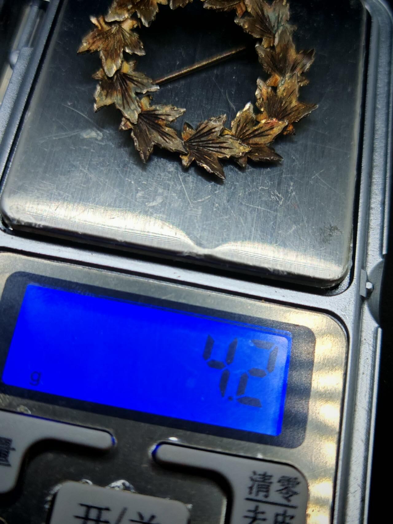 凯旋世界勋赏（第17期）（欢迎送拍）（对拍品有疑问请询问客服，不接受到手刀，出价默认拍品品相。请认真阅读拍卖规则！出价默认已认可！）（收到货请录制开箱视频，无视频概不处理问题。） 枫叶花环胸针（Wreath of Maple Leaves Brooch）   - 材质：纯银（sterling silver） ​ - 尺寸：直径37mm ​ - 标识：背面有制造者标记和“STERLING” ​ - 扣具：横向别针扣