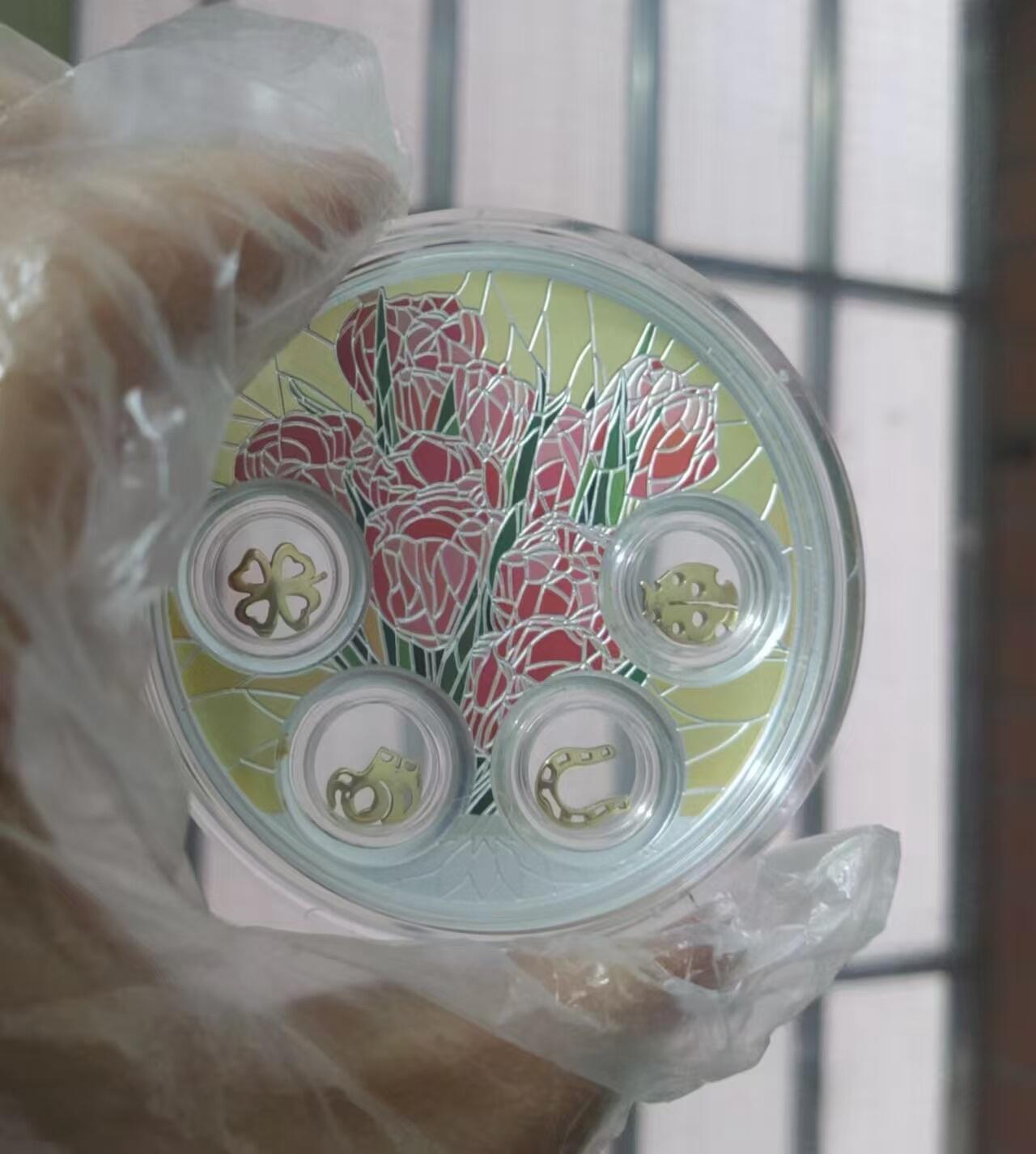 第168期拍卖【长期征集拍品】 纽埃2019，2.5盎司，“幸运来临”系列-“生命中的 郁金香,好运转起来”，2.5盎司(77.75克)加大(直径达60mm),中空镶嵌四叶草、马蹄铁、大象、瓢虫幸运符，镀金、彩色精制银币. 盒证全. 高颜值漂亮银币，品相完美无瑕. (国外售价297美元)