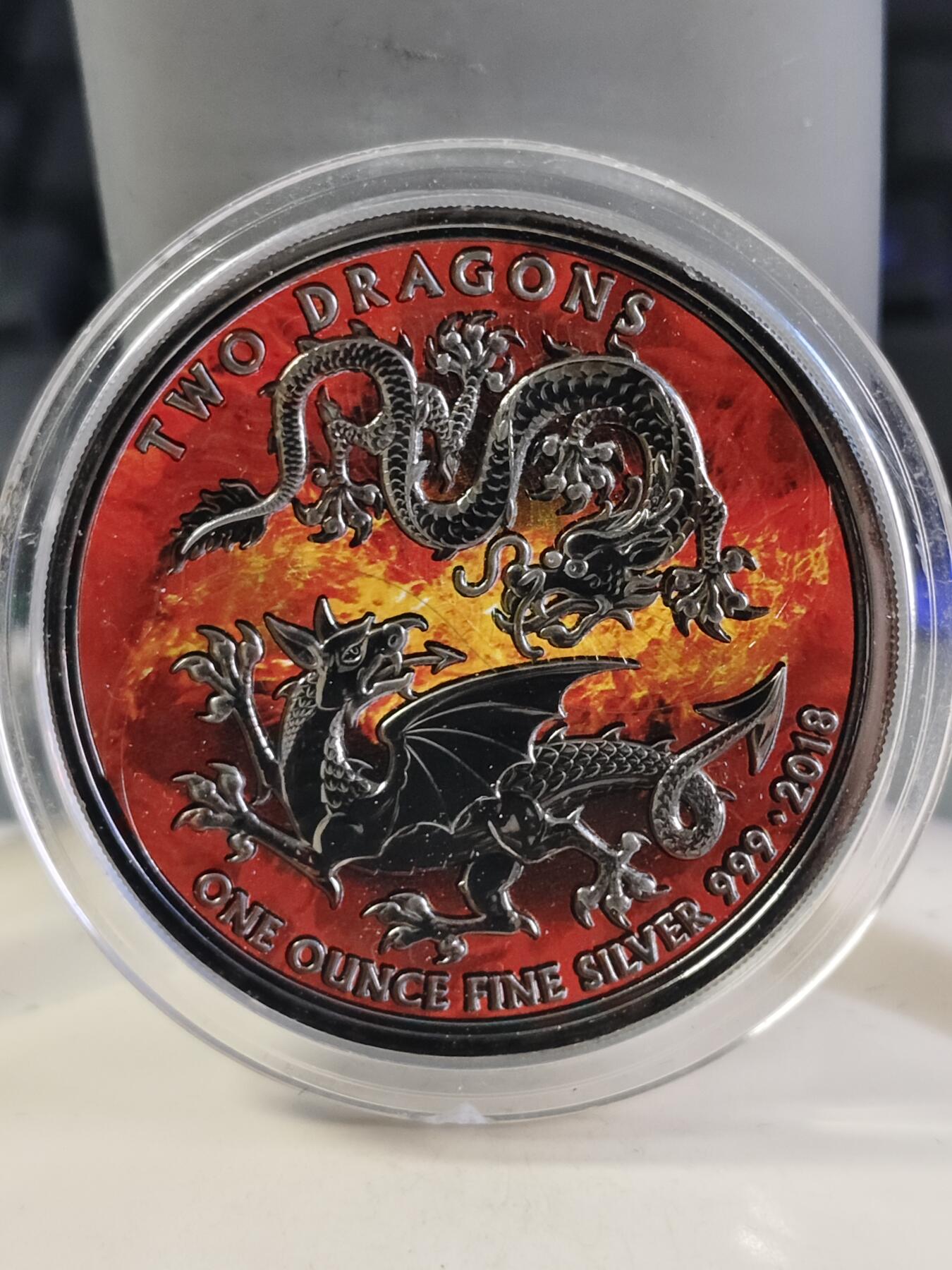 第168期拍卖【长期征集拍品】 英国2018年两条龙1盎司二次加工彩色钌化纪念银币，女王脖子这里有擦伤，999银，发行250枚