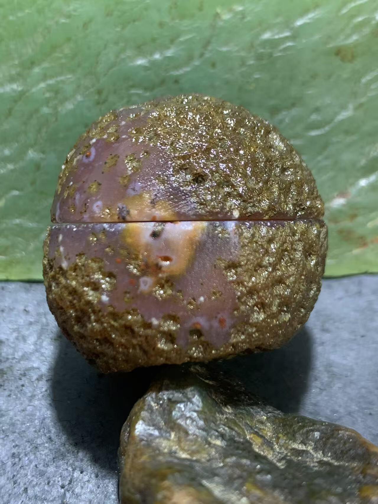 精美亚光原皮冻料紫罗兰战国红玛瑙对切原石摆件一对，