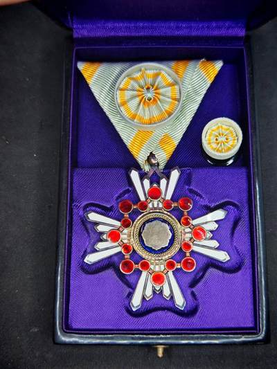 凯旋世界勋赏（第17期）（欢迎送拍）（对拍品有疑问请询问客服，不接受到手刀，出价默认拍品品相。请认真阅读拍卖规则！出价默认已认可！）（收到货请录制开箱视频，无视频概不处理问题。） - 四钉勋四等瑞宝章五等盒子