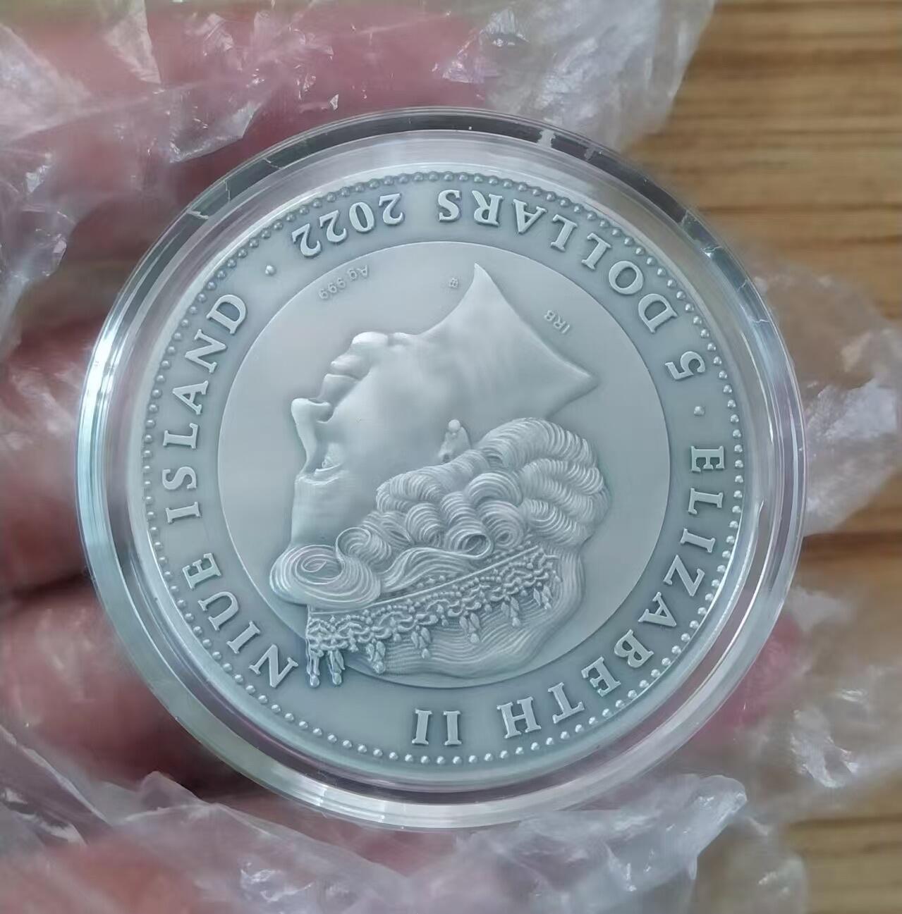第168期拍卖【长期征集拍品】 【龙头币】纽埃2022年，古希腊凯尔特神话系列(1)-科尔努诺斯(鹿角神)，2盎司、高浮雕仿古、镀金、镶嵌彩色树脂、彩色漂亮银币. 盒证全. 龙头币(系列第一枚). 国外售价326美元