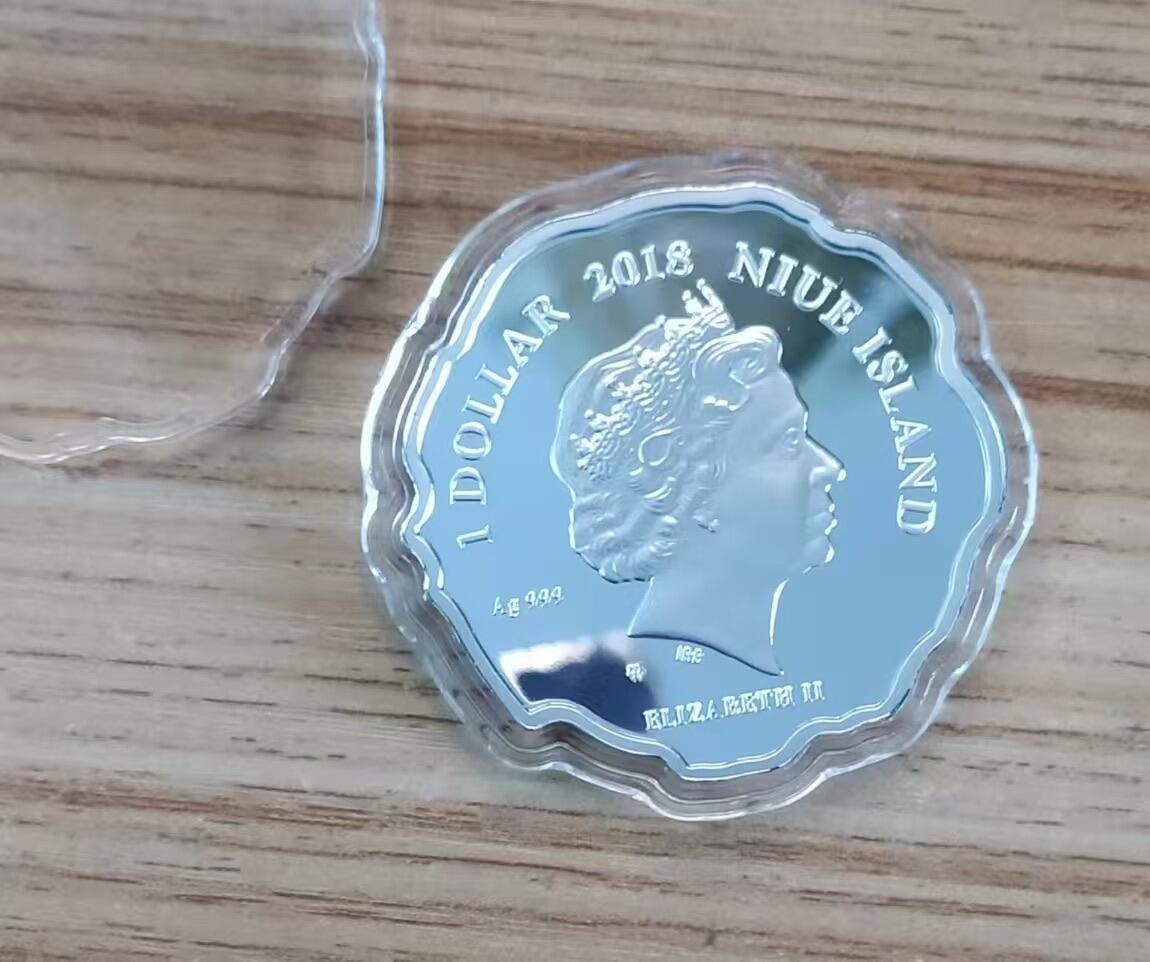 第168期拍卖【长期征集拍品】 纽埃2018年，“我刚来到这个世界”-婴儿宝宝出生，异形、激光镭射磨砂、彩色精制银币. 盒证全. 漂亮美丽的银币,发行量少,软绒漂亮原包装盒. 原价865元