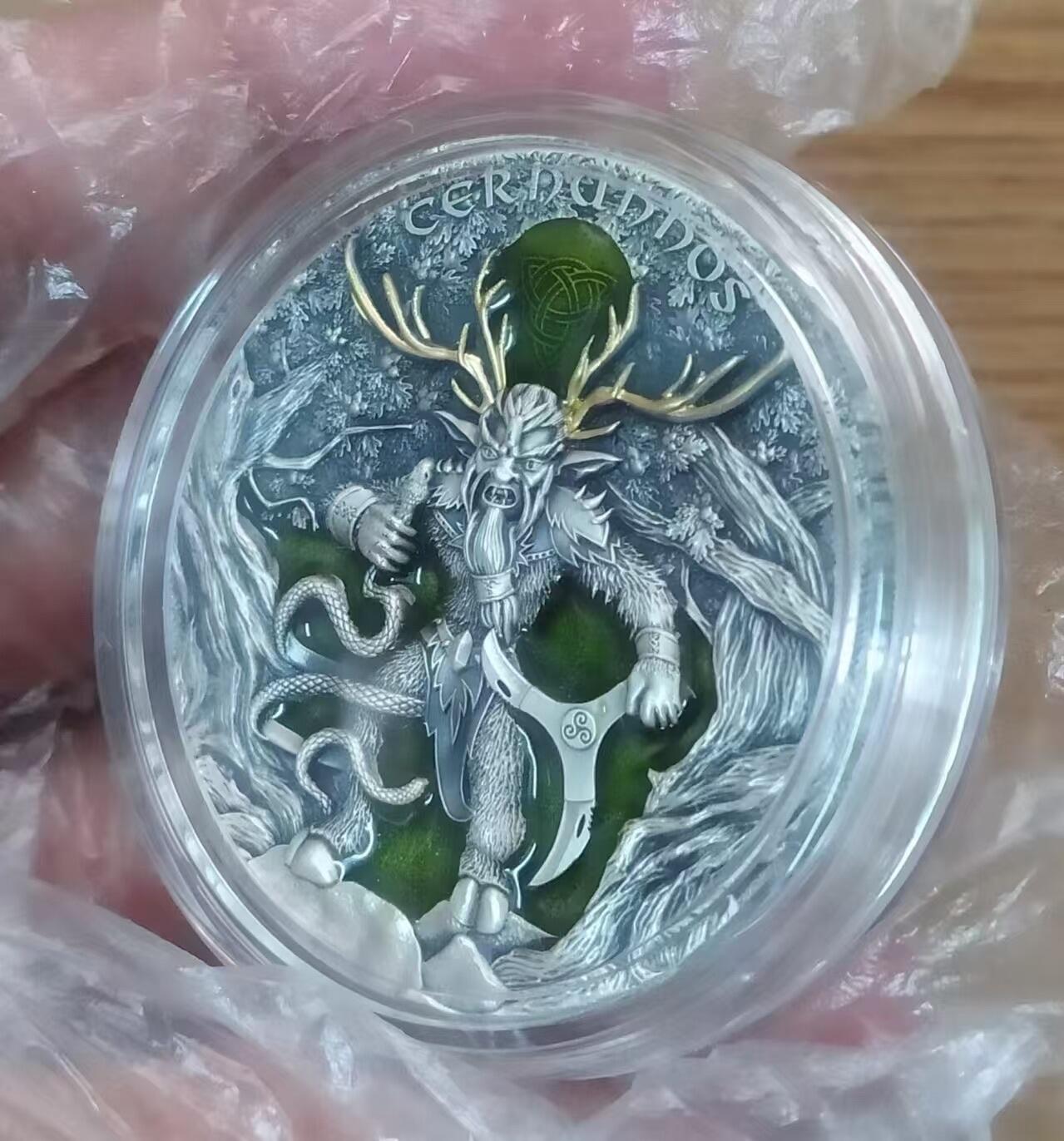 第168期拍卖【长期征集拍品】 【龙头币】纽埃2022年，古希腊凯尔特神话系列(1)-科尔努诺斯(鹿角神)，2盎司、高浮雕仿古、镀金、镶嵌彩色树脂、彩色漂亮银币. 盒证全. 龙头币(系列第一枚). 国外售价326美元