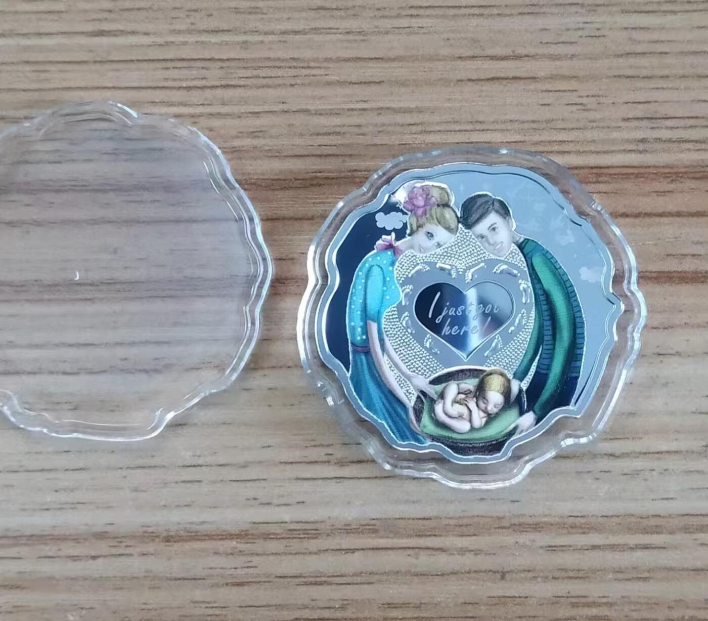 第168期拍卖【长期征集拍品】 纽埃2018年，“我刚来到这个世界”-婴儿宝宝出生，异形、激光镭射磨砂、彩色精制银币. 盒证全. 漂亮美丽的银币,发行量少,软绒漂亮原包装盒. 原价865元