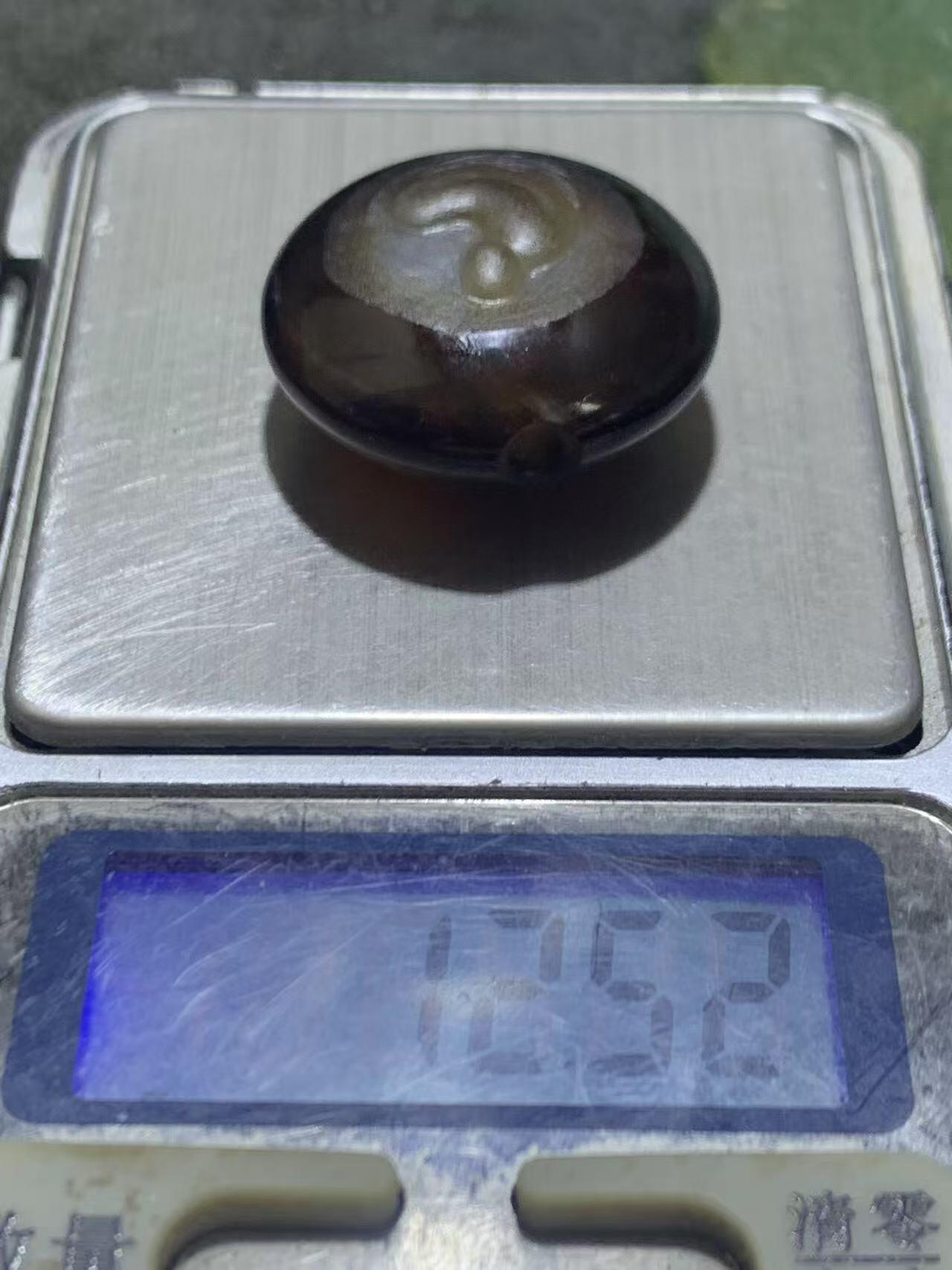 精品亚光药师玛瑙手工双面雕刻无相佛禅心板珠（背云）一颗。