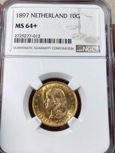 万国钱币拍卖第050期（万国五十期纪念大拍） - NGC MS64+ 1897年荷兰威廉明娜女王萝莉头10盾金币 少见版本 发行量不到50万枚 邮票光泽丝绸底板