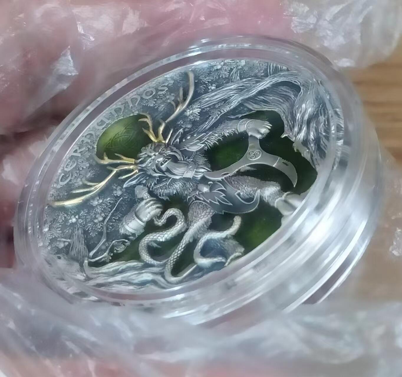 第168期拍卖【长期征集拍品】 【龙头币】纽埃2022年，古希腊凯尔特神话系列(1)-科尔努诺斯(鹿角神)，2盎司、高浮雕仿古、镀金、镶嵌彩色树脂、彩色漂亮银币. 盒证全. 龙头币(系列第一枚). 国外售价326美元