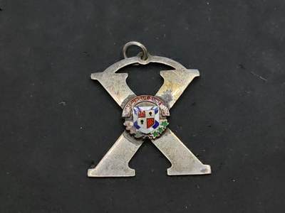 凯旋世界勋赏（第17期）（欢迎送拍）（对拍品有疑问请询问客服，不接受到手刀，出价默认拍品品相。请认真阅读拍卖规则！出价默认已认可！）（收到货请录制开箱视频，无视频概不处理问题。） - 圣弗朗西斯泽维尔大学徽章（St. Francis Xavier University Badge） 详细翻译看介绍  