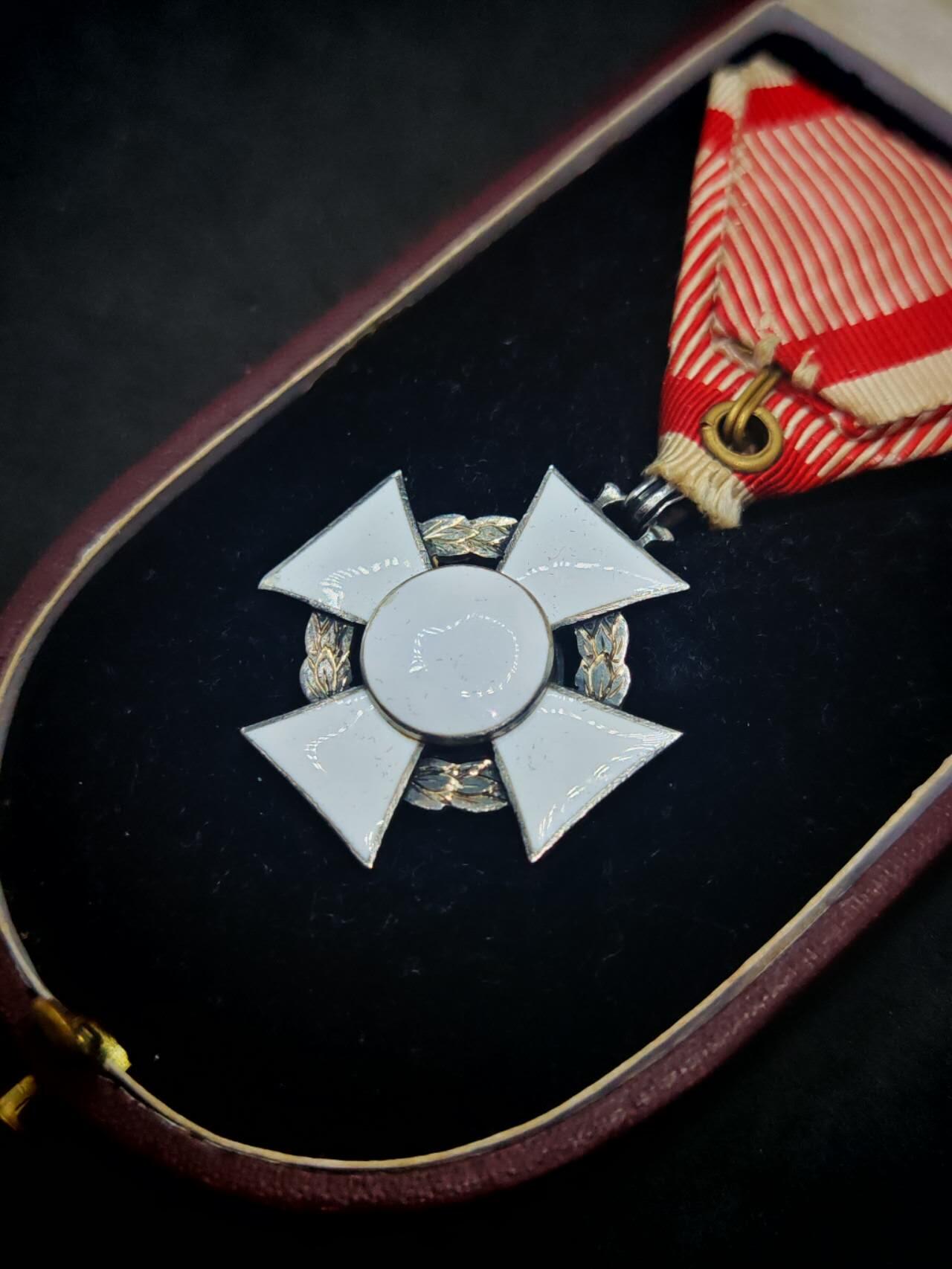 凯旋世界勋赏（第17期）（欢迎送拍）（对拍品有疑问请询问客服，不接受到手刀，出价默认拍品品相。请认真阅读拍卖规则！出价默认已认可！）（收到货请录制开箱视频，无视频概不处理问题。） 奥匈三级军事功勋，章盒为1889年前生产版，1915年后珐琅花环改为镀金花环，1889年早期盒子。带一张奥匈步兵中尉的委任状