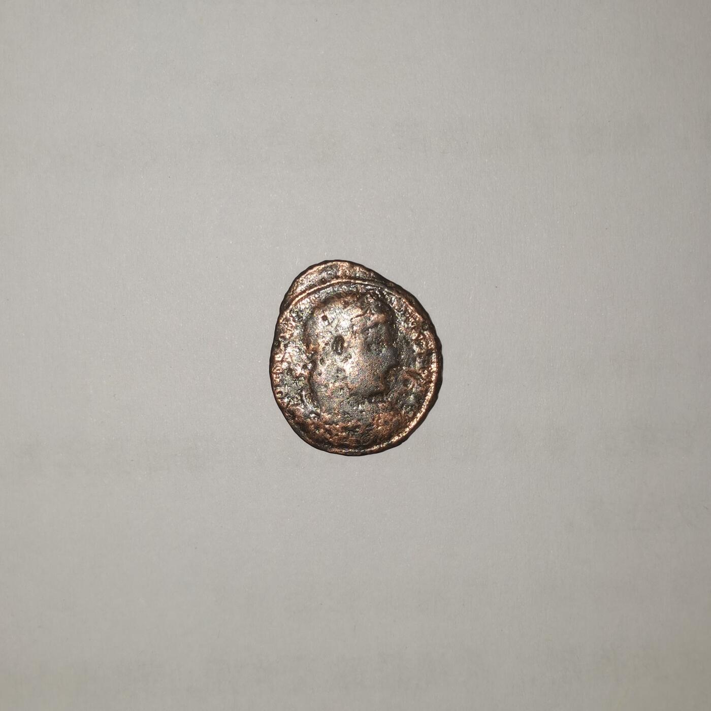 罗马帝国君士坦丁一世（公元307年-337年在位）士兵军旗镀银铜币，银层被洗已无，通货好品