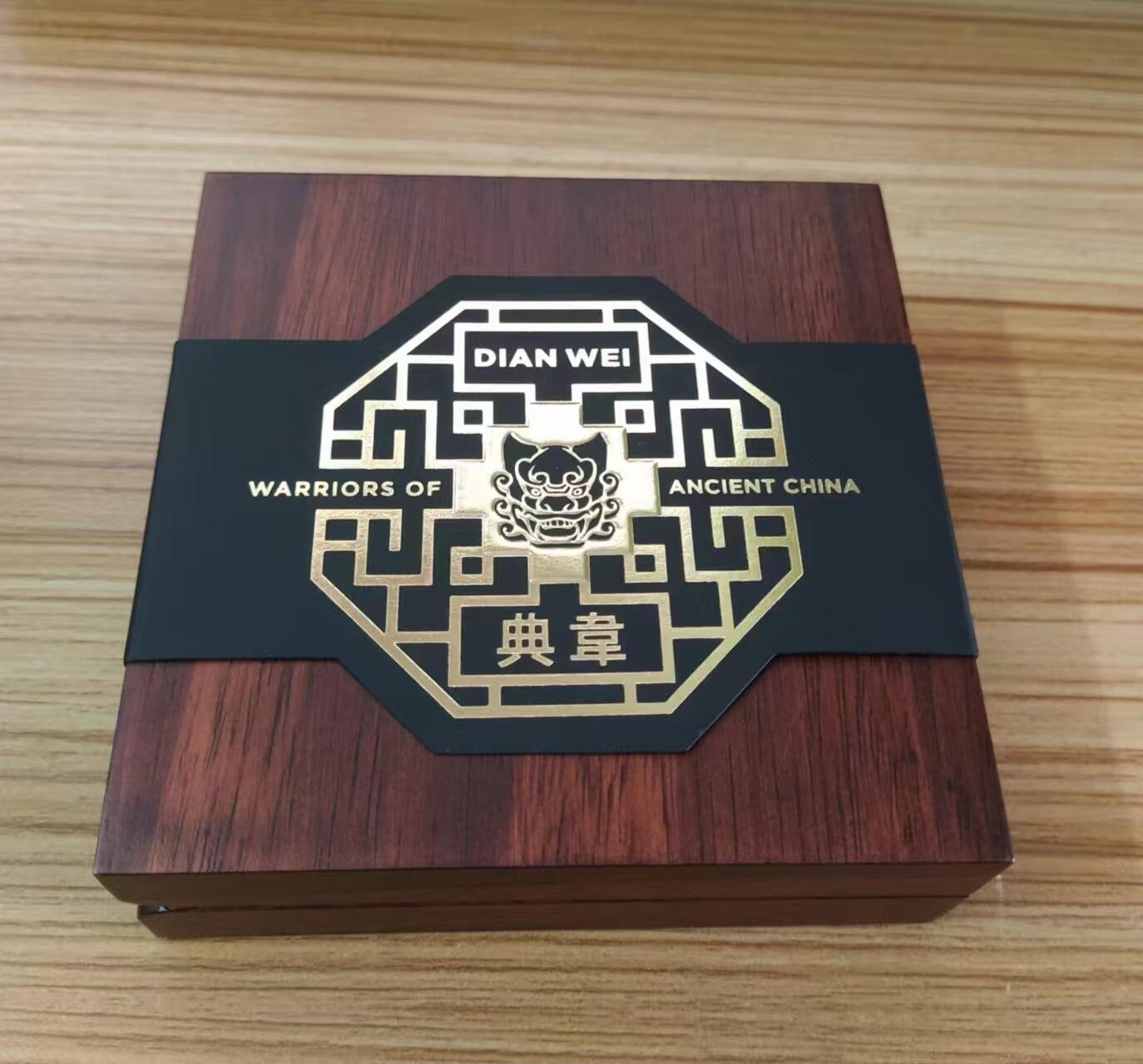 第168期拍卖【长期征集拍品】 纽埃2021年，三国系列(3)-典韦， 3盎司加大(直径达55mm) ,超高浮雕,仿古,镀金,彩色银币. 盒证全. 遵照国际最高造币技术质量标准制造. 三国热门，实物更是超漂亮. 中国热门元素，原价400+欧元
